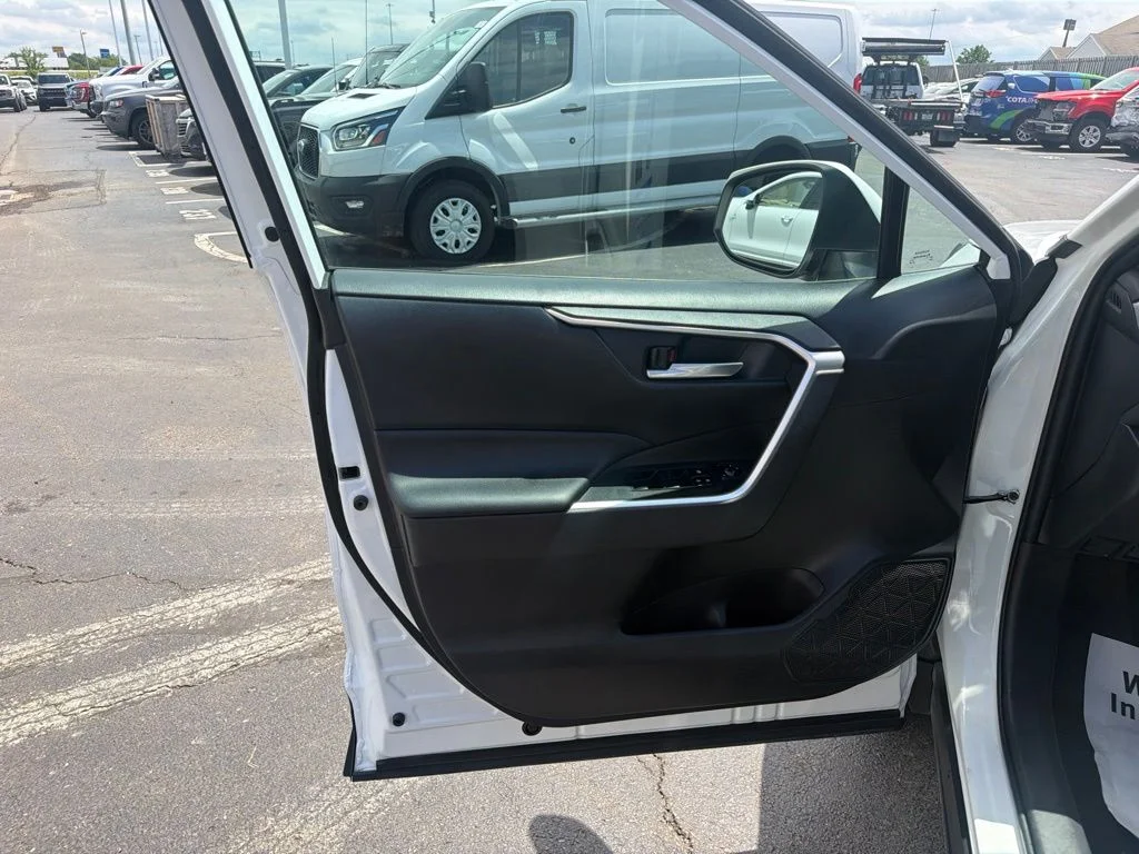 Used 2019 White Toyota XLE image 18