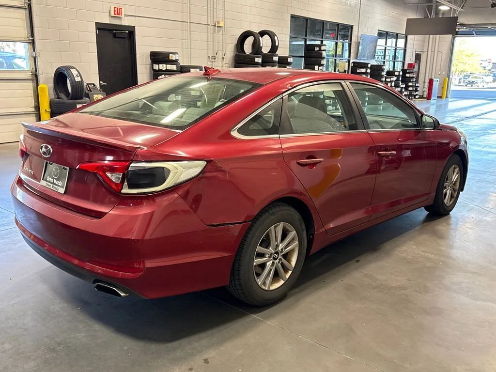 Used 2016 Red Hyundai SE image 4