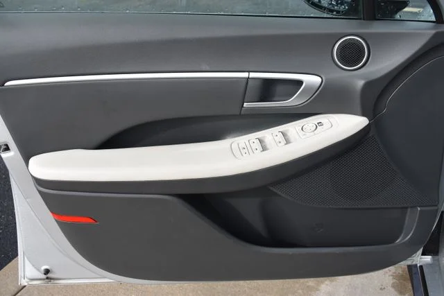 Used 2025 Silver Hyundai SEL image 9