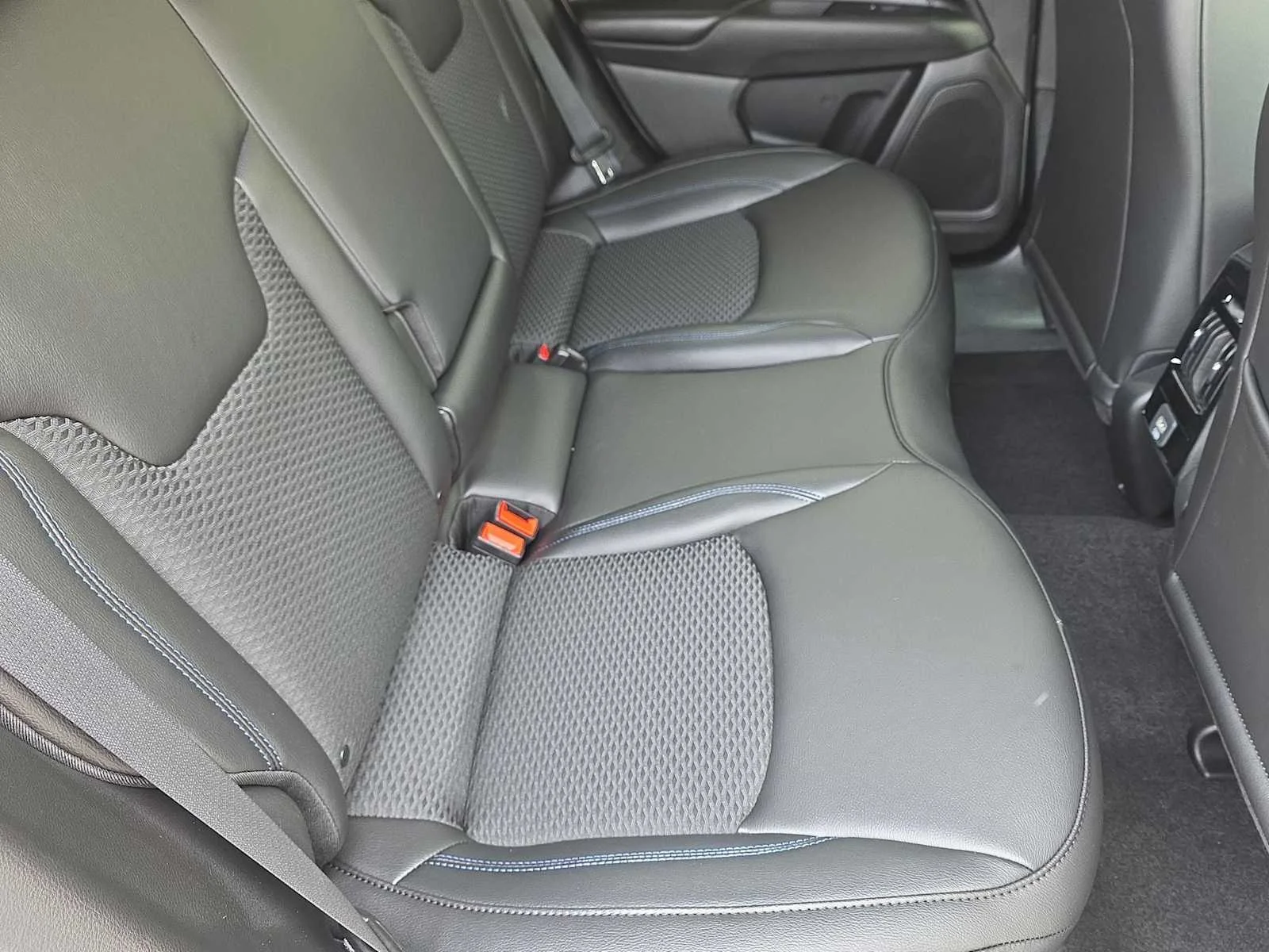 Used 2026 Bright White Clearcoat Jeep Latitude Altitude image 17