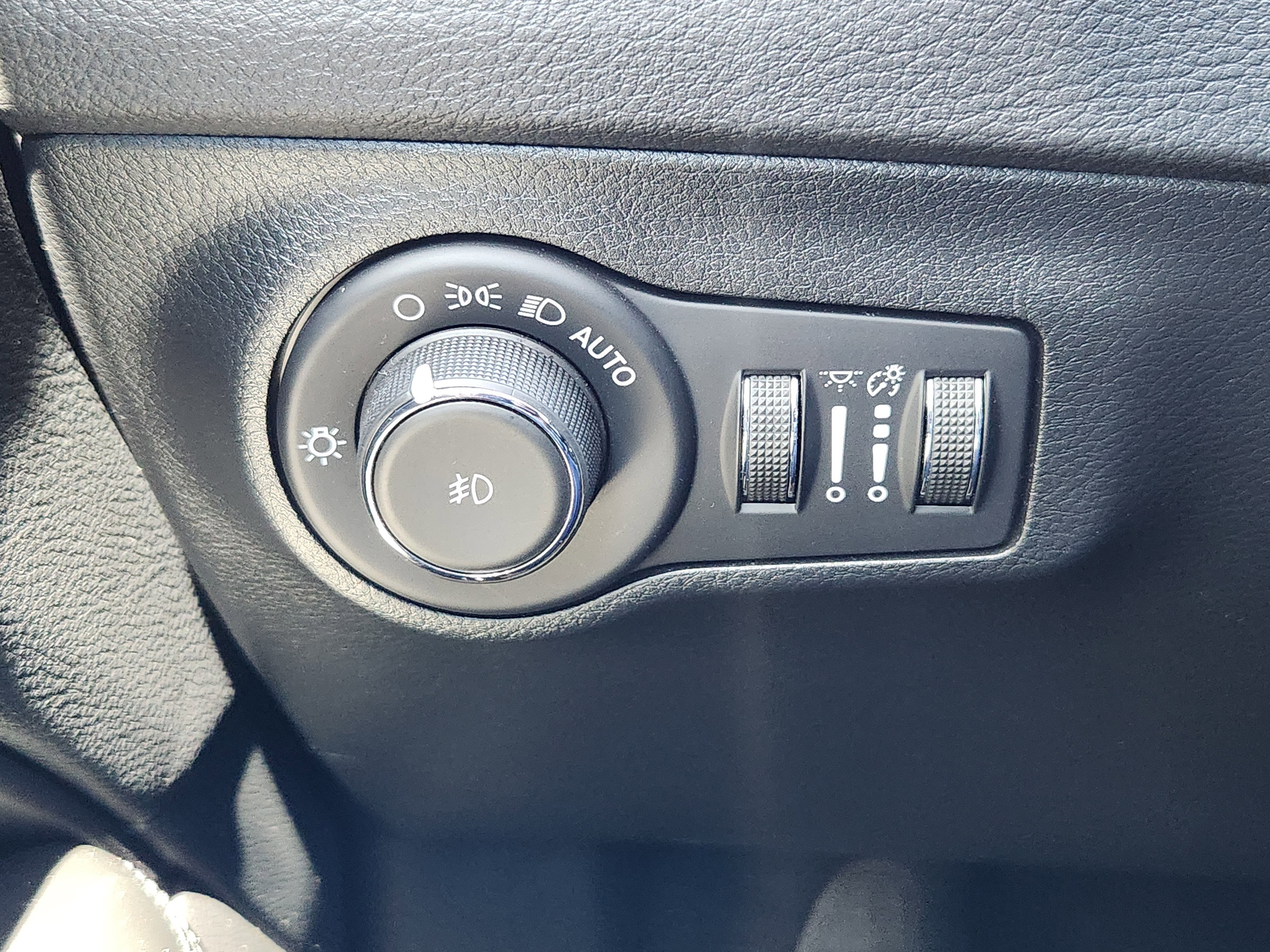 Used 2021 Red Jeep Latitude image 18