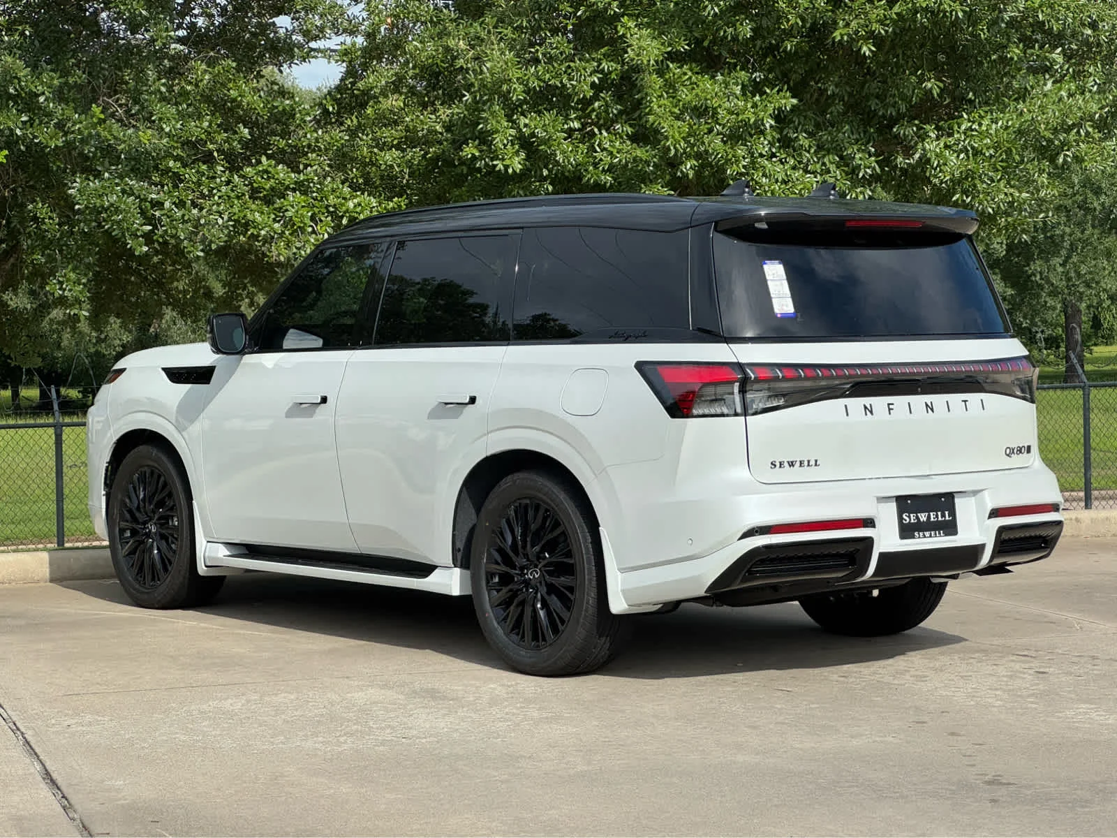 New 2026 2T RADIANT WHIT INFINITI Autograph 4WD image 3
