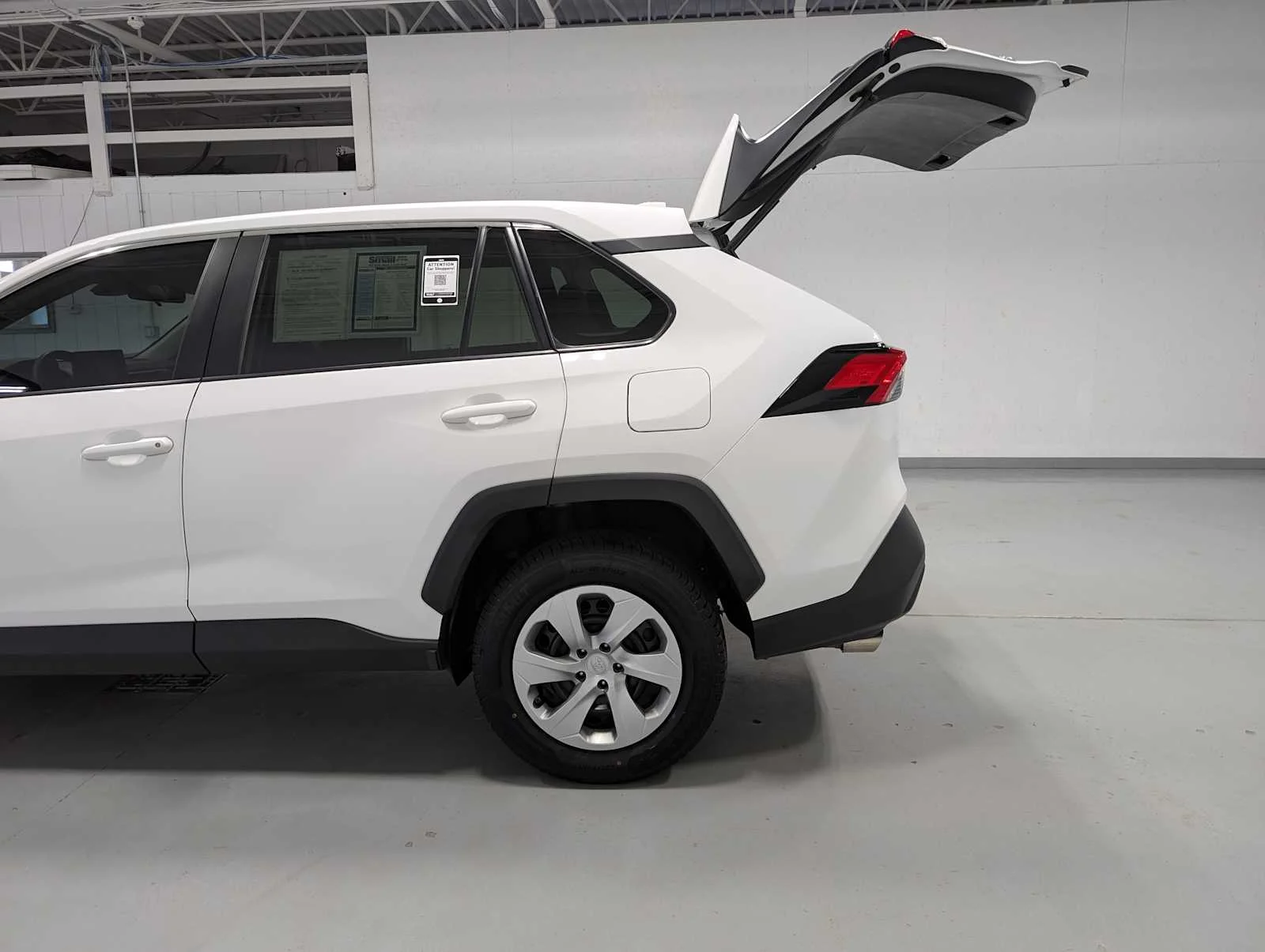 Used 2022 White Toyota LE image 11