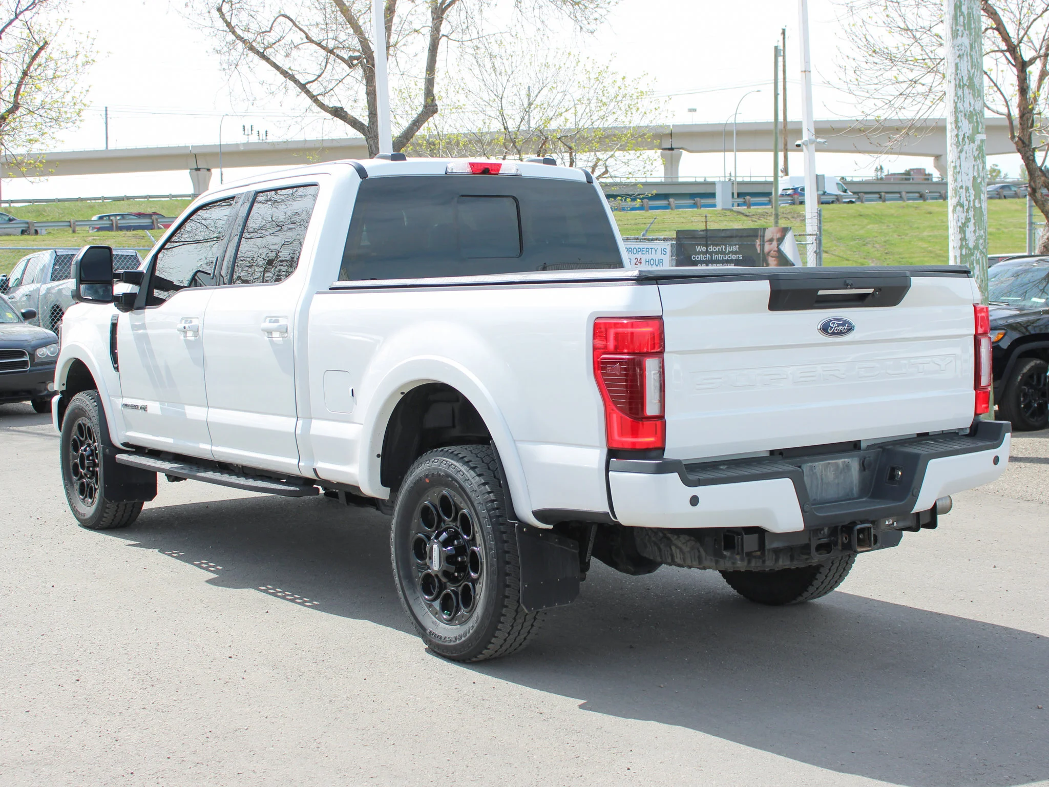 Used 2022 White Ford LARIAT * V8 Diesel | Heated/Vented Seats | Tonneau Cover | Apple CarPlay | Remote Start image 9