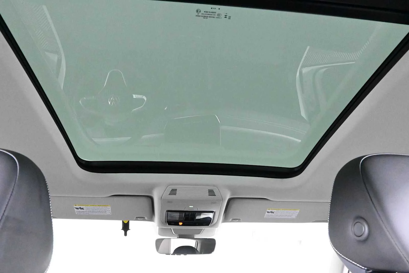 New 2026 Pure White Volkswagen SE image 4