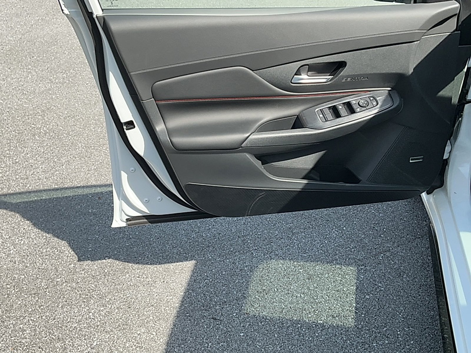 New 2026 Aspen White Tricoat/Super Black Nissan SR image 6