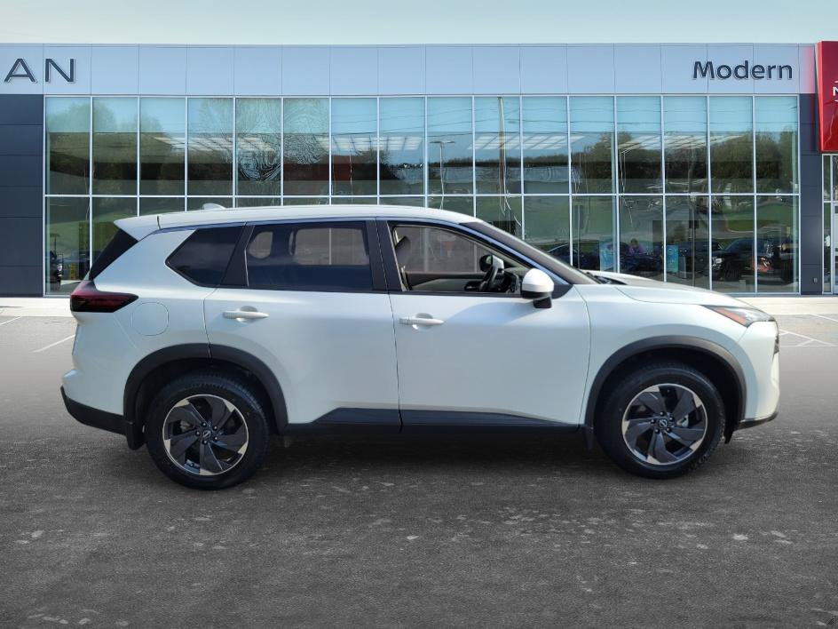 Used 2025 Everest White Pearl Nissan SV image 4