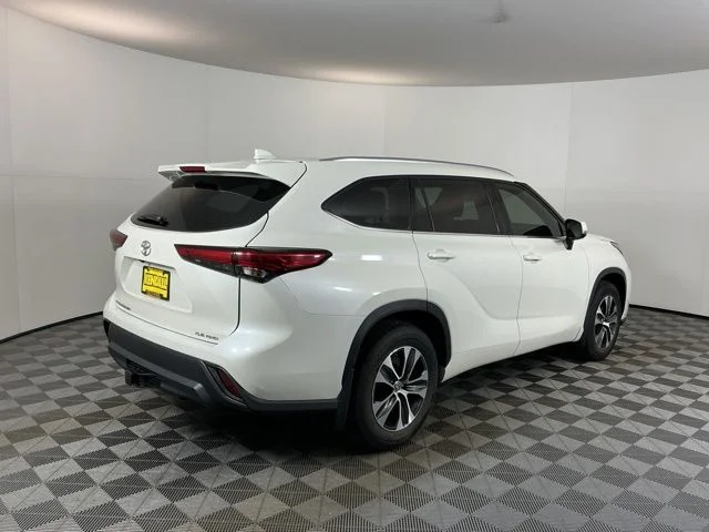 Used 2020 White Toyota XLE image 5