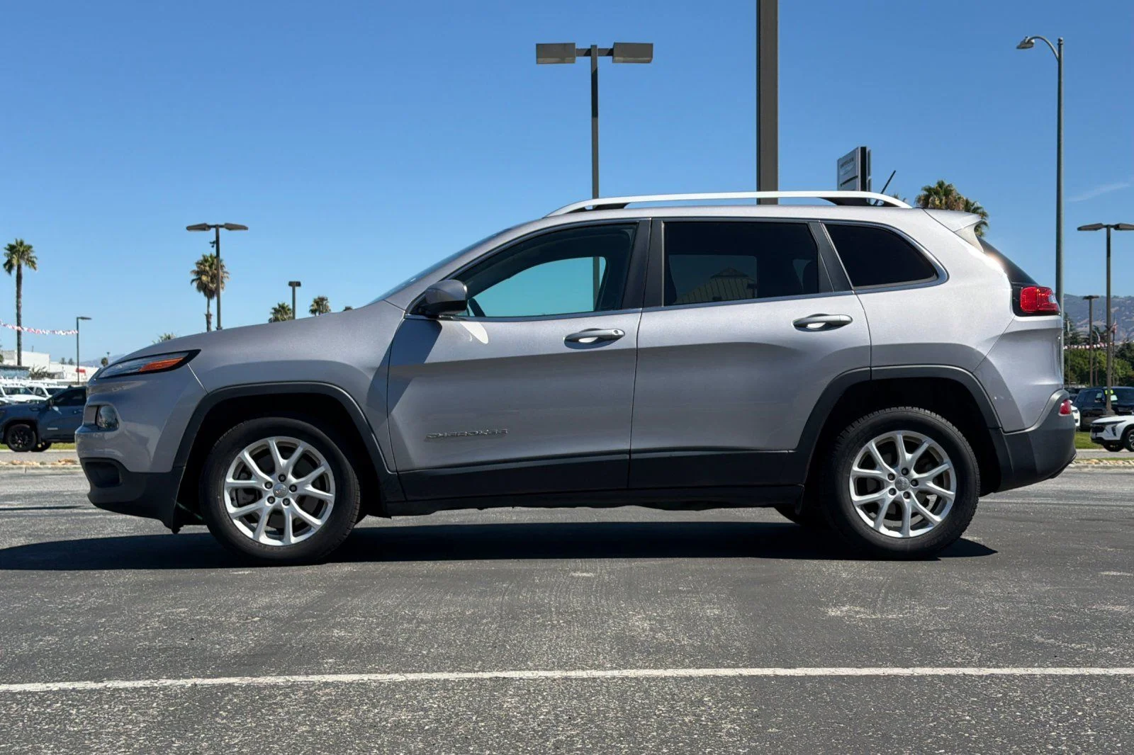 Used 2018 Silver Jeep Latitude image 7
