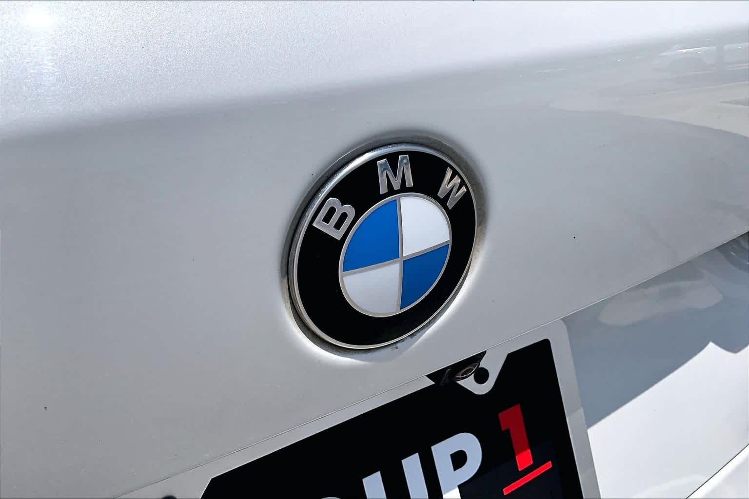 Used 2022 Mineral White Metallic BMW sDrive40i image 31