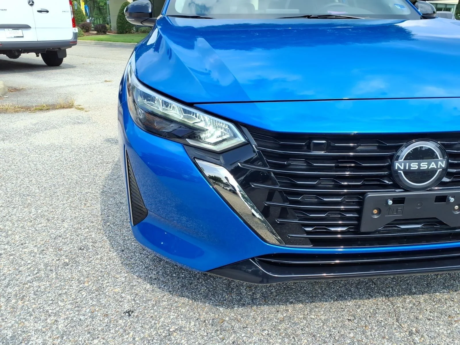 Used 2025 Electric Blue Metallic Nissan SR image 3