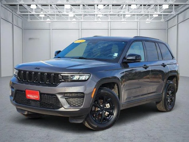 Used 2025 Baltic Gray MET Jeep Laredo 4x2 image 1