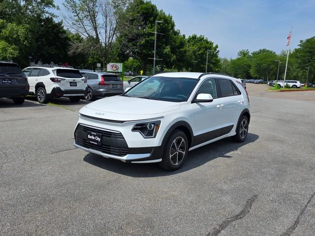 New 2026 Snow White Pearl Kia LX image 4