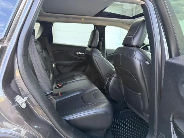 Used 2019 Granite Crystal Clearcoat Metallic Jeep  image 31