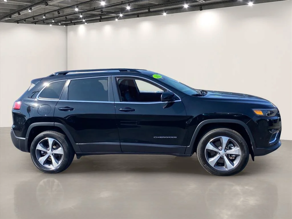 Used 2022 Diamond Black Crystal Pearlcoat Jeep Limited image 8