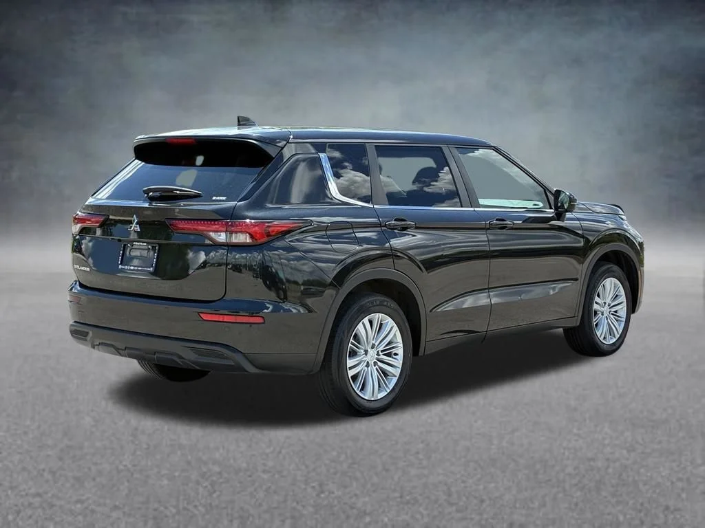 Used 2022  Mitsubishi ES image 5