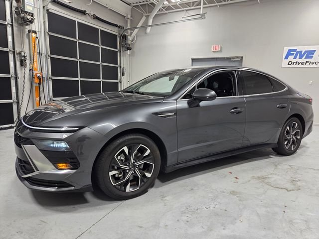 Used 2024 Gray Hyundai SEL image 3