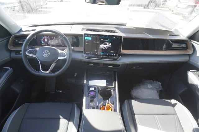 New 2027 Opal White Pearl Volkswagen SE image 23