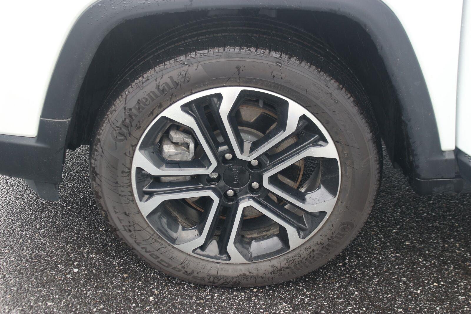 Used 2023  Jeep Limited image 34