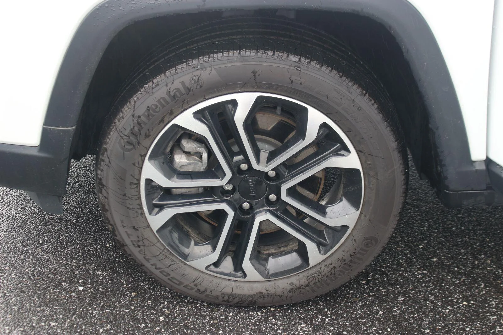 Used 2023  Jeep Limited image 34