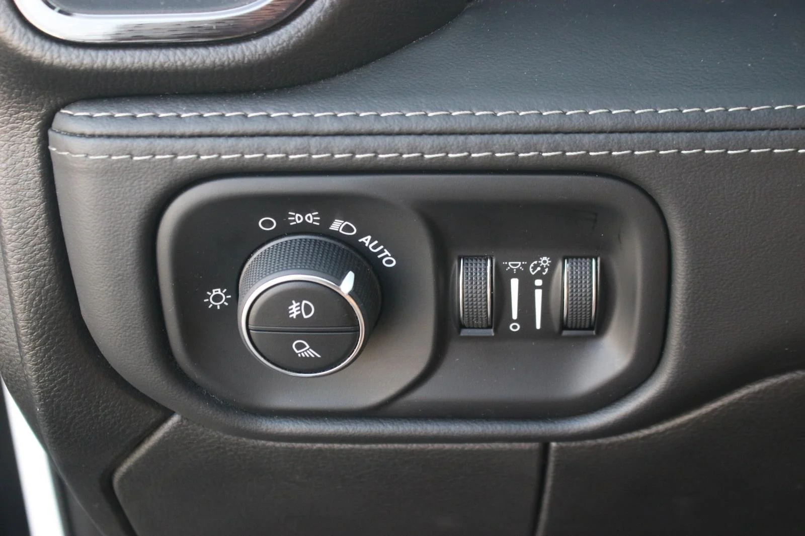 Used 2025 White Ram Limited image 34