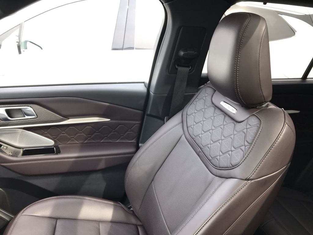 Used 2025 White Ford Platinum image 25