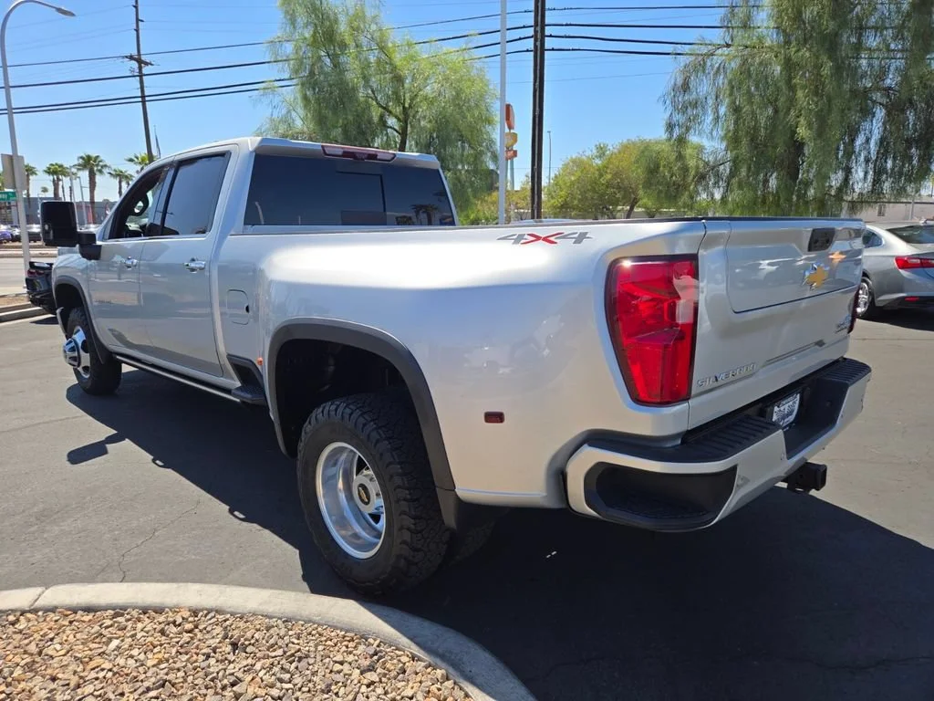 Used 2022 Silver Ice Metallic Chevrolet High Country DRW image 4