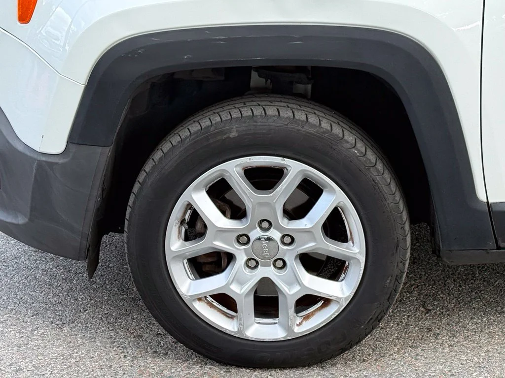 Used 2017 Alpine White Jeep Latitude image 6