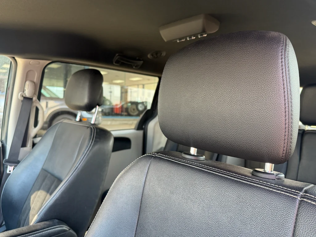 Used 2019 Black Onyx Crystal Pearlcoat Dodge SXT image 4
