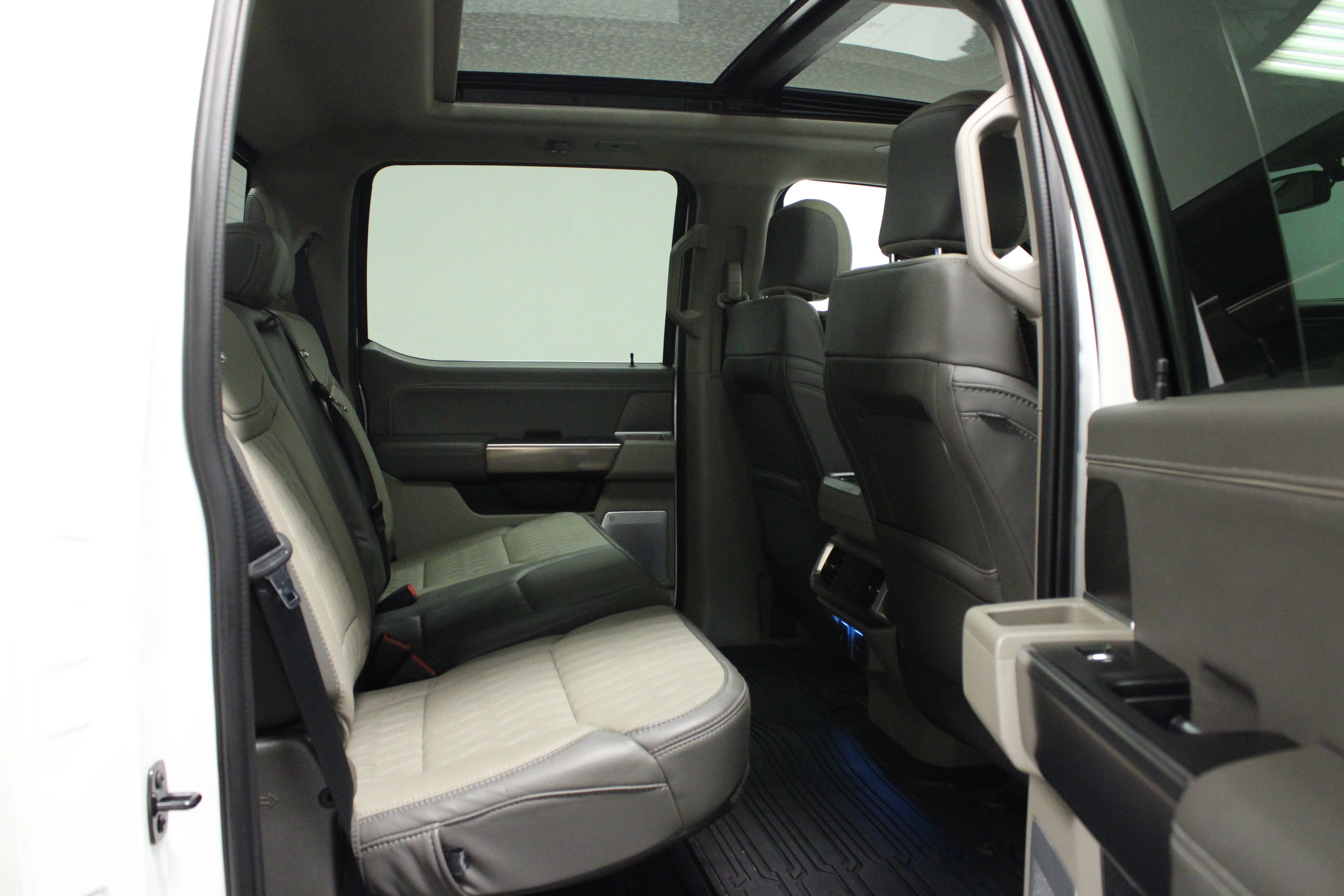 Used 2024 Star White Metallic Tri-Coat Ford Platinum image 16