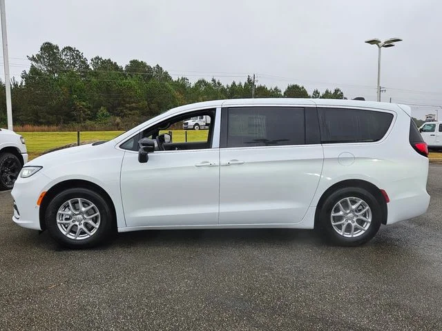 New 2026 Bright White Clear-Coat Exterior Paint Chrysler Select image 5