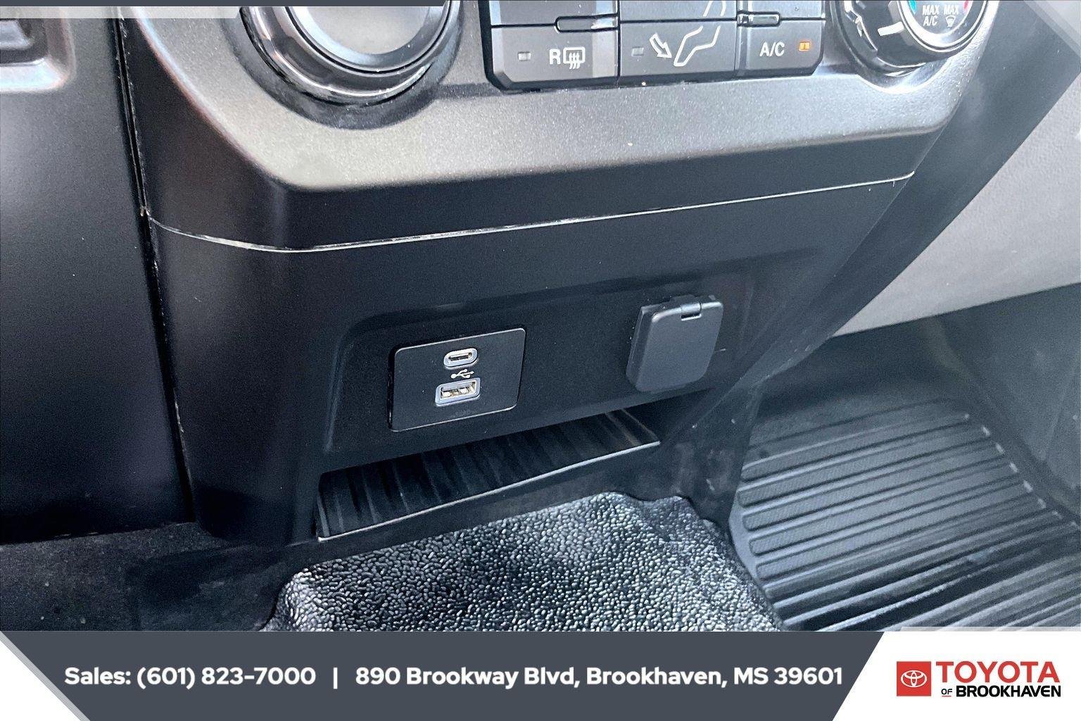 Used 2022 Oxford White Ford XLT image 22