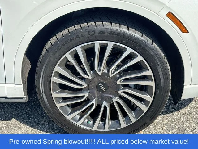 Used 2022 White Lincoln Standard image 12