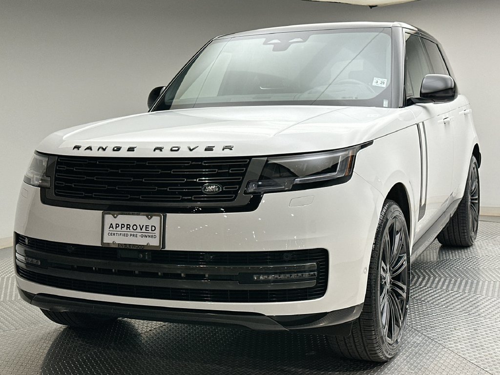 Used 2025  Land Rover SE image 1