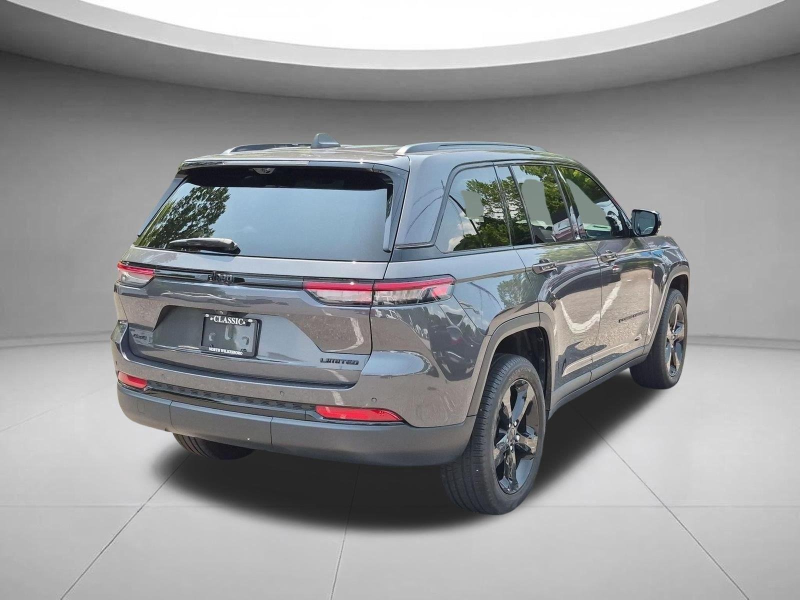 Used 2025 Baltic Gray Metallic Clearcoat Jeep Limited image 5