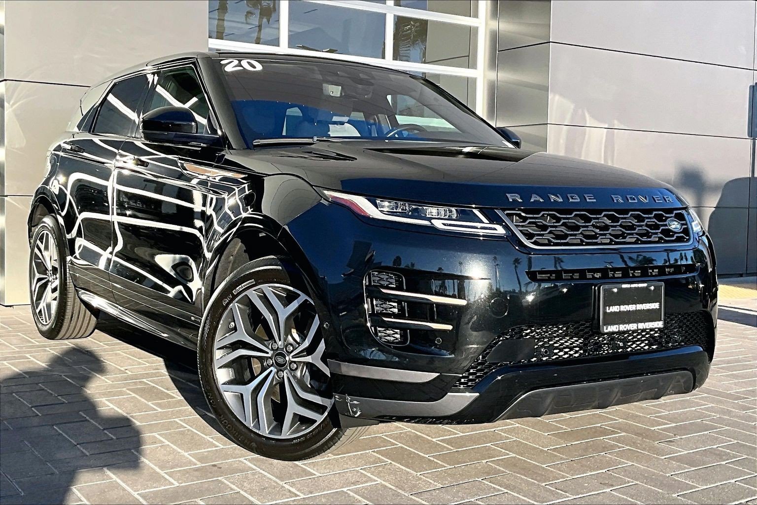 Used 2020 Black Land Rover R-Dynamic HSE image 3