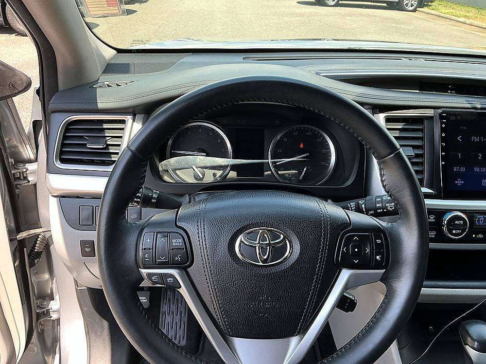 Used 2015 Silver Sky Metallic Toyota XLE image 15