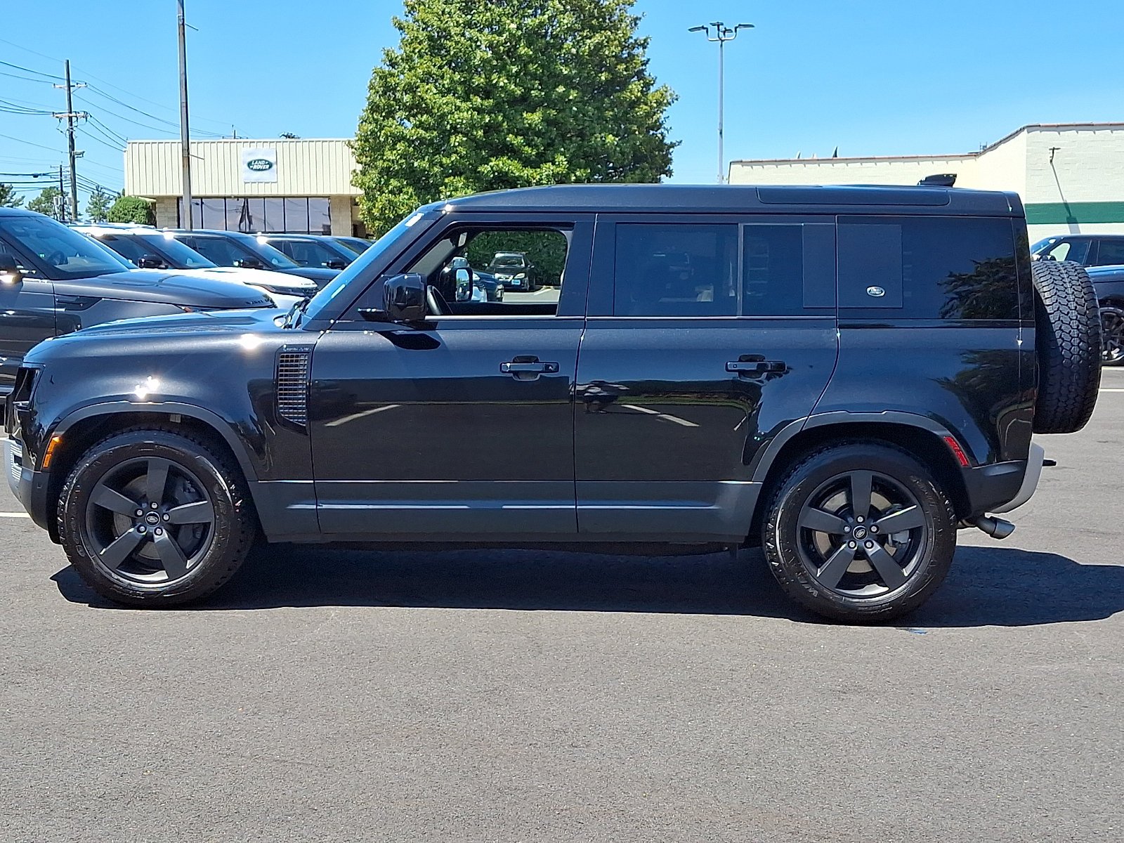 Certified Used 2024 Santorini Black Metallic   1Ag Land Rover SE image 8