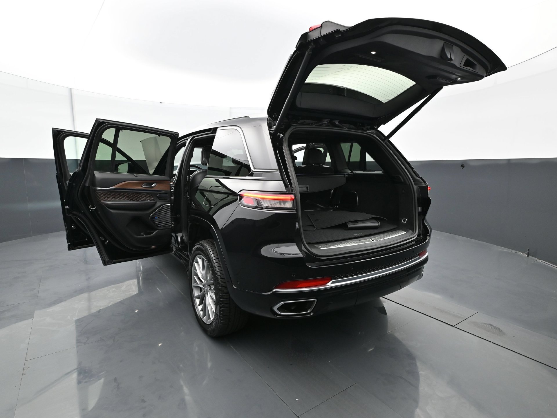Used 2023 Diamond Black Crystal Pearlcoat Jeep Summit image 36