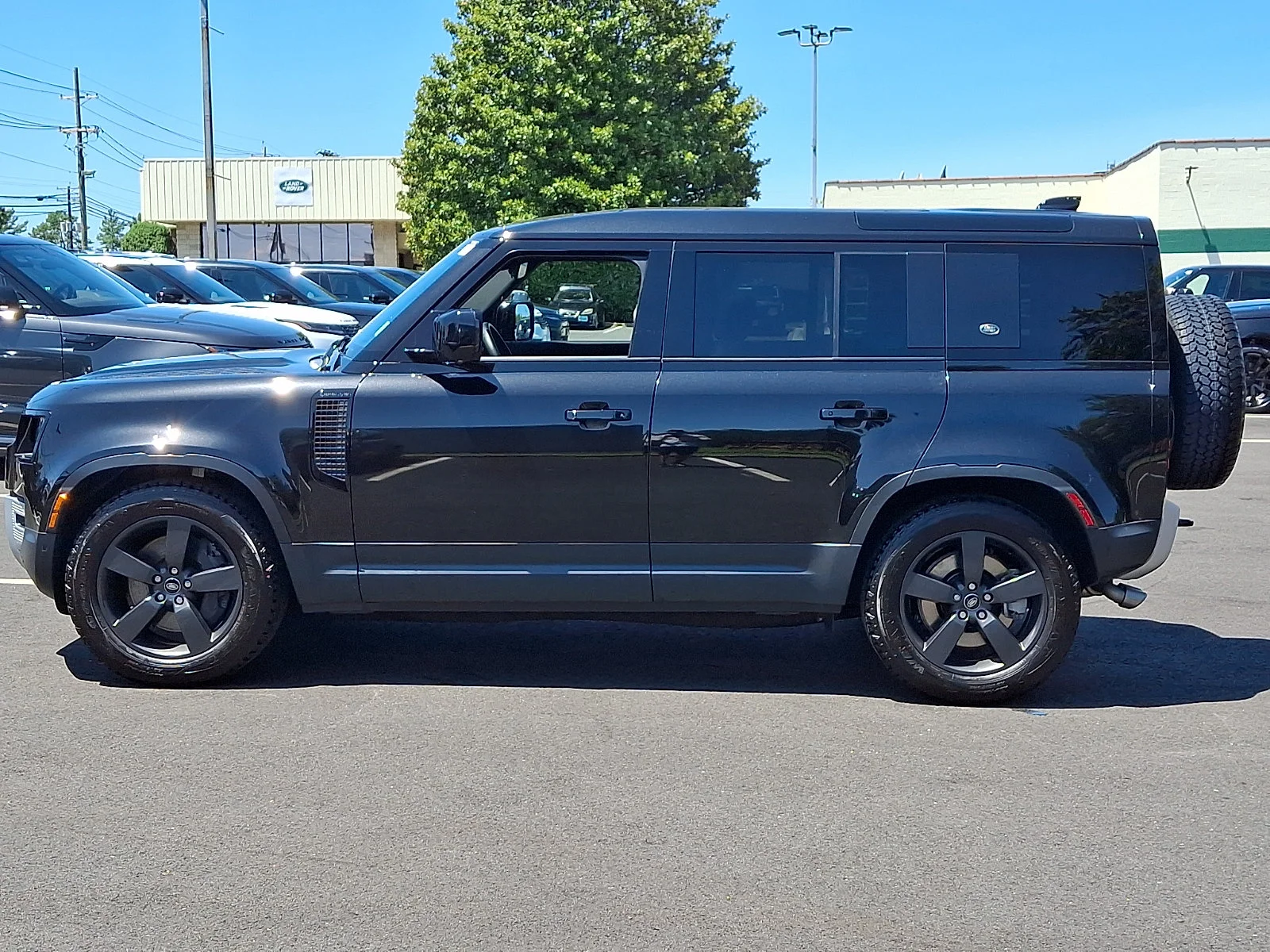 Used 2024 Santorini Black Metallic   1Ag Land Rover SE image 8