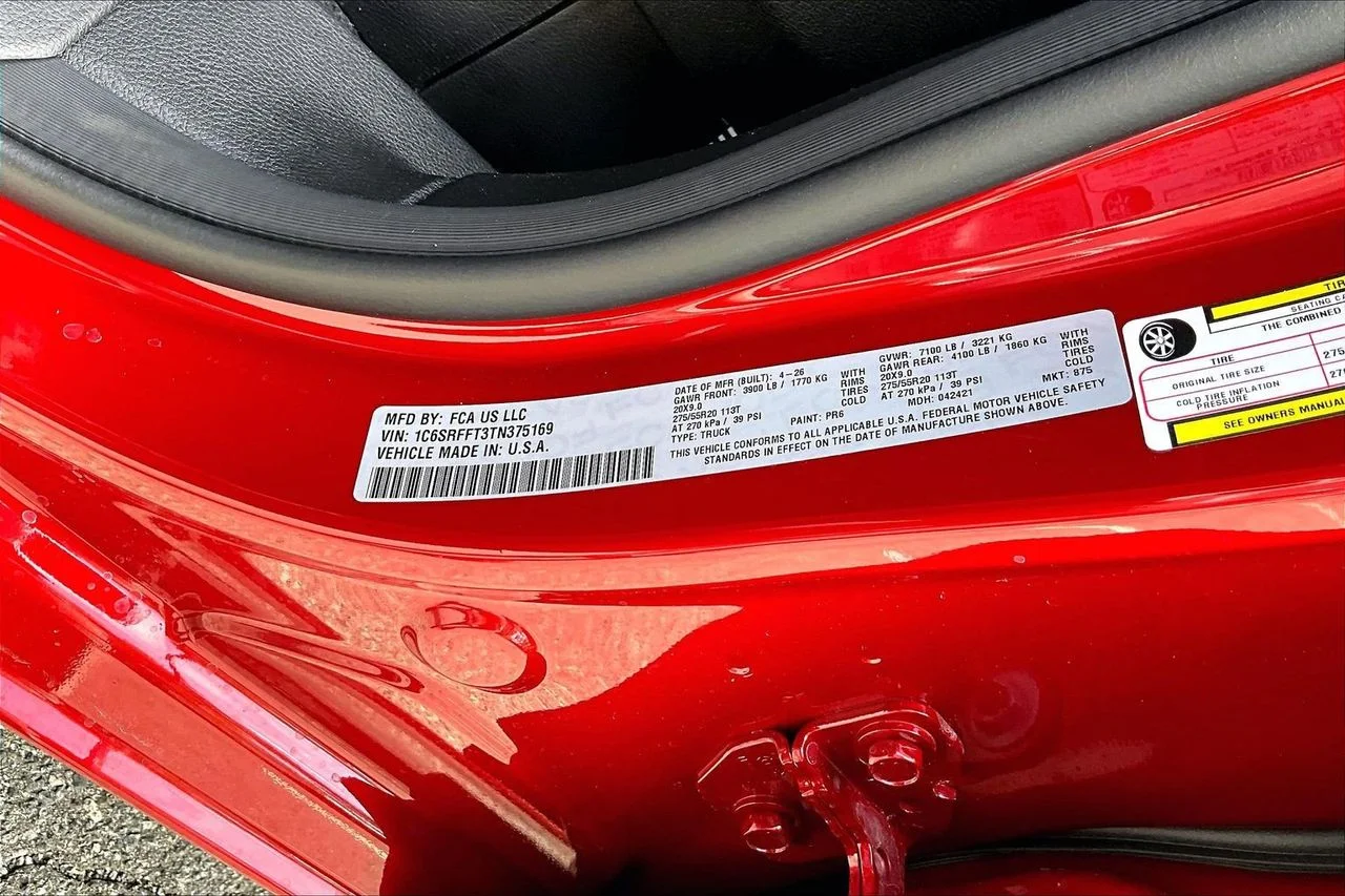 New 2026 Molten Red Pearl-Coat Exterior Paint RAM Big Horn/Lone Star image 36