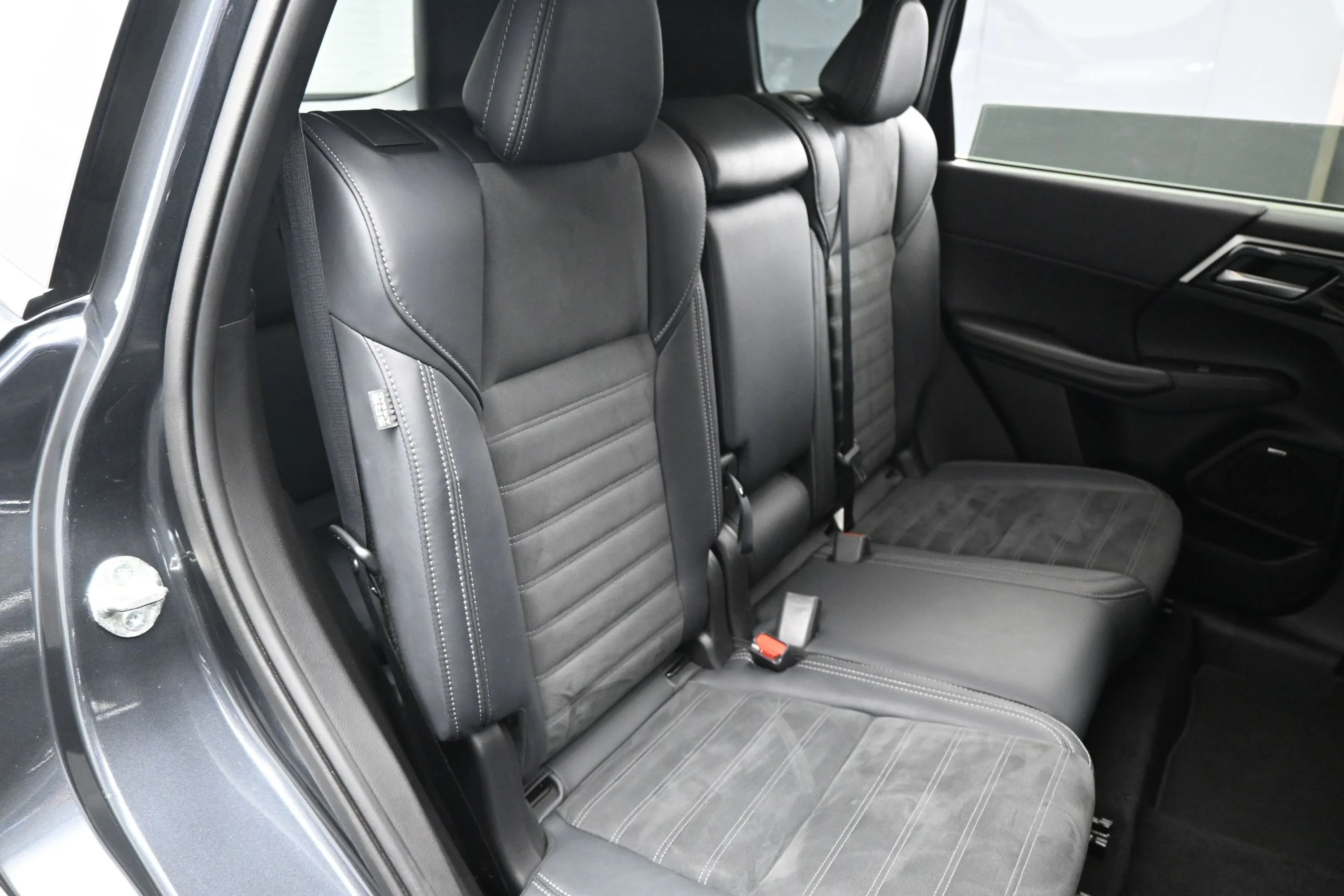 Used 2025  Mitsubishi  image 13