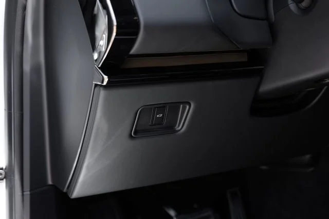 New 2026 Fuji White Land Rover Dynamic SE image 32
