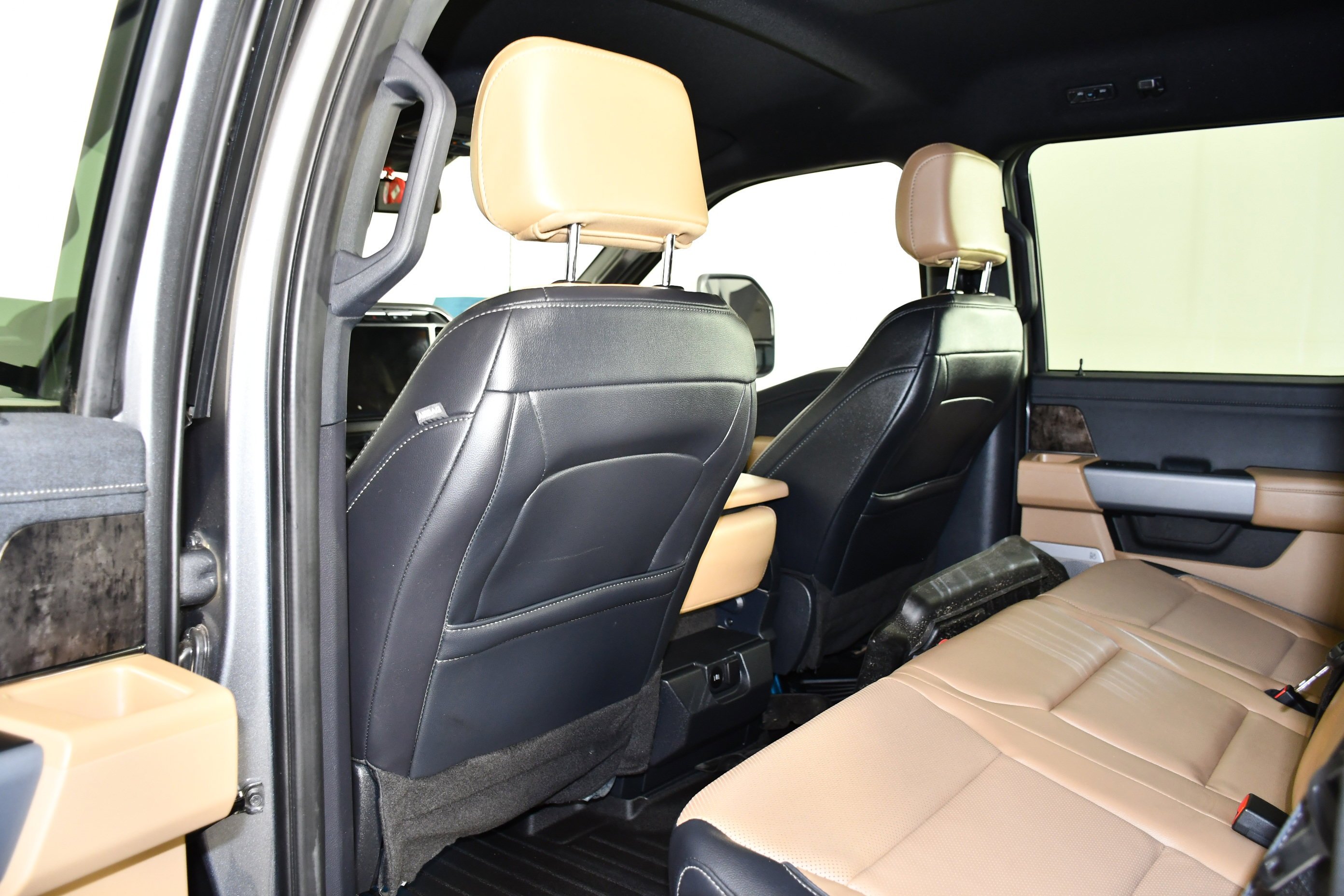 Used 2024 Gray Metallic Ford LARIAT image 55