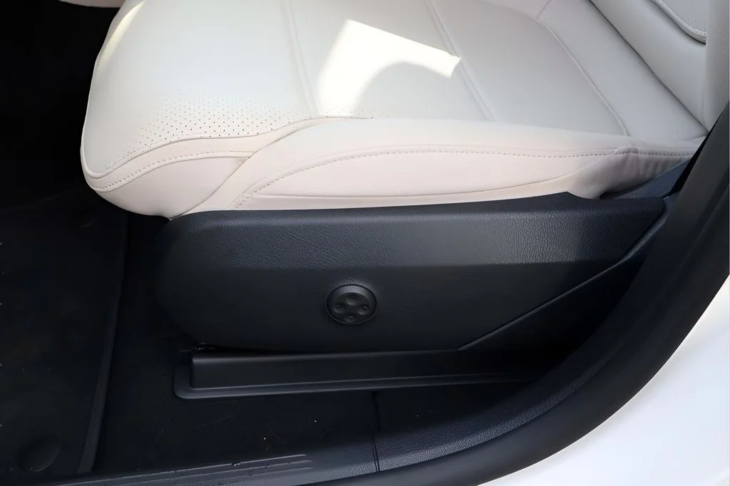 Used 2025 Polar White Mercedes-Benz GLC 350e image 41