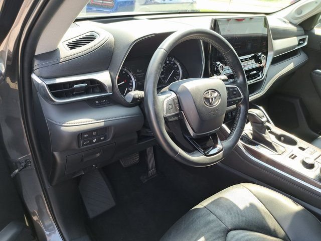 Used 2020 Gray Toyota Platinum image 13
