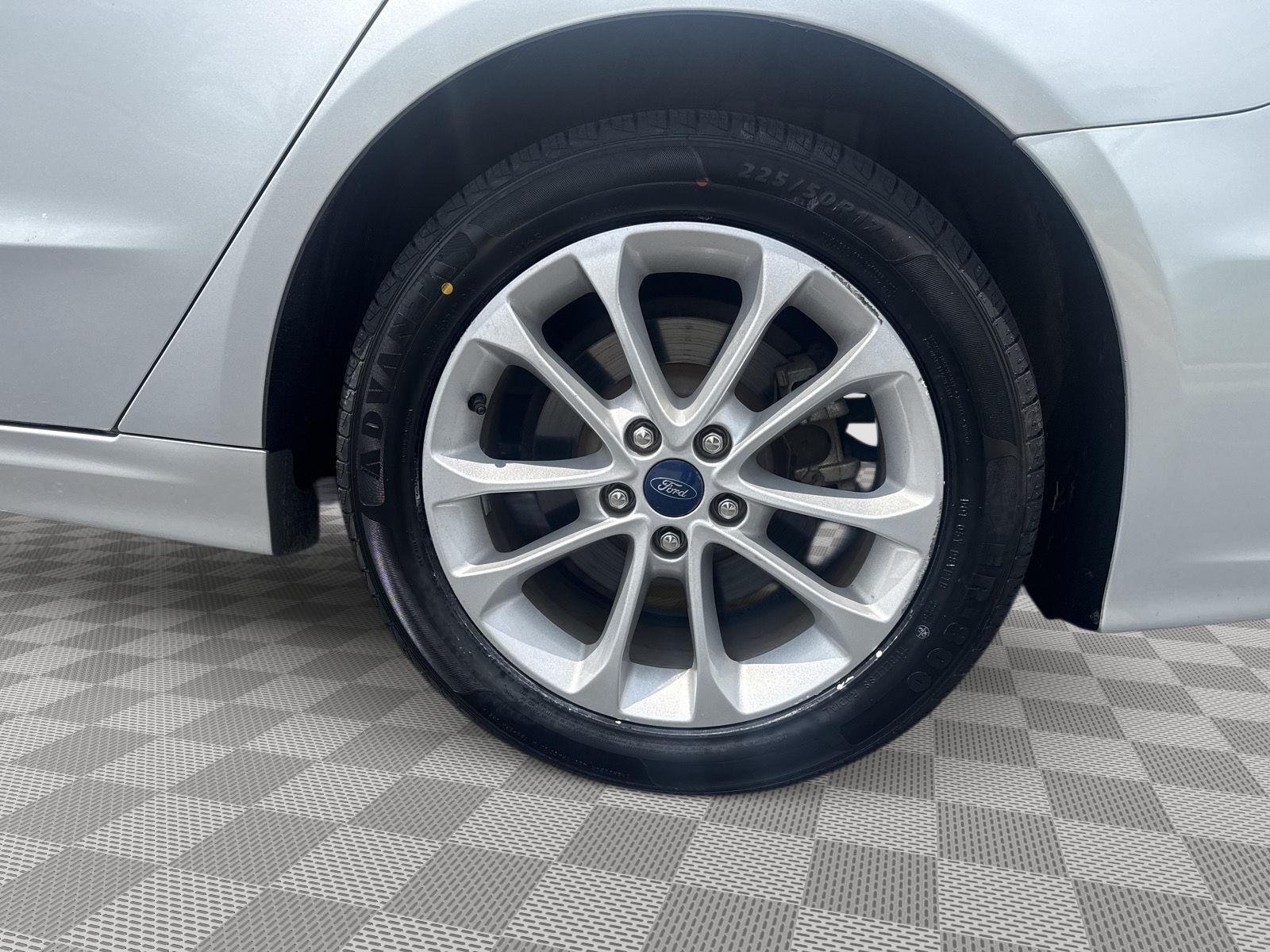 Used 2019 Ingot Silver Ford SE image 15