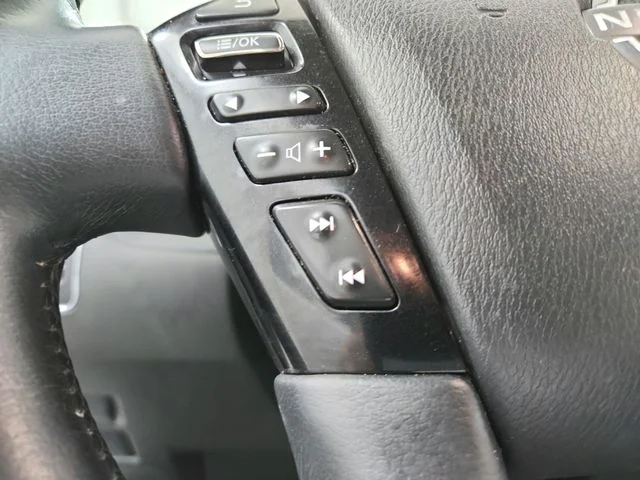 Used 2022 Silver Nissan SL image 27
