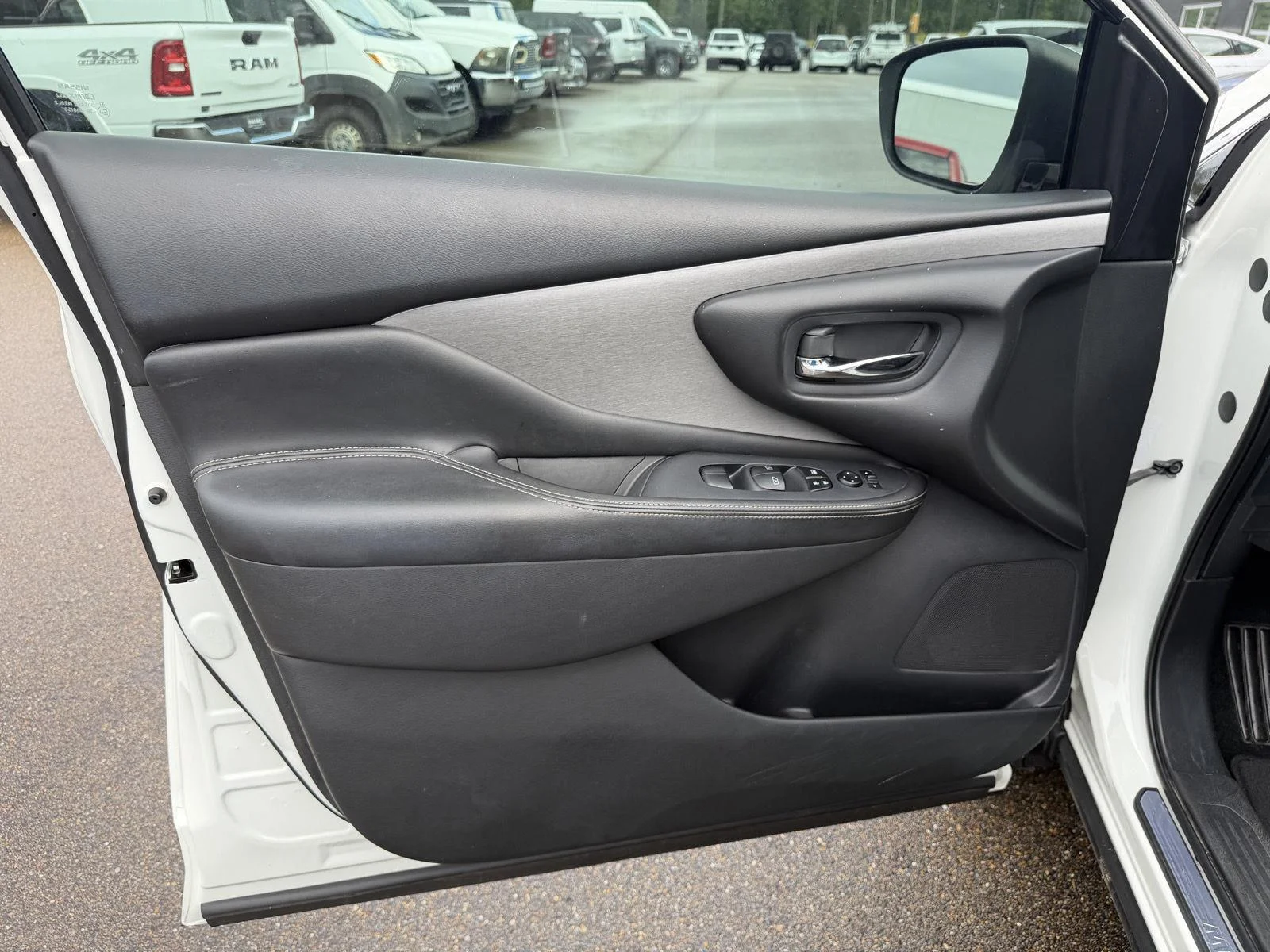 Used 2019 Pearl White Tricoat Nissan S image 15