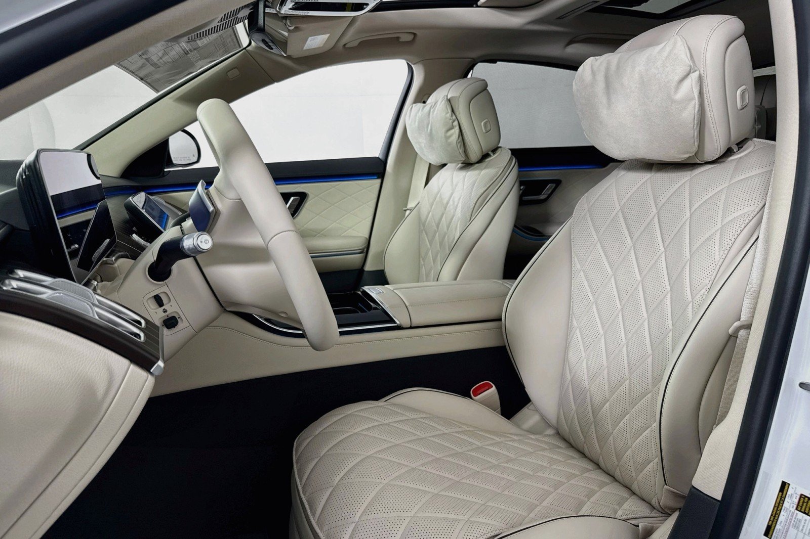 New 2026 MANUFAKTUR Moonlight White Metal Mercedes-Benz S 580e 4MATIC® Sedan image 17